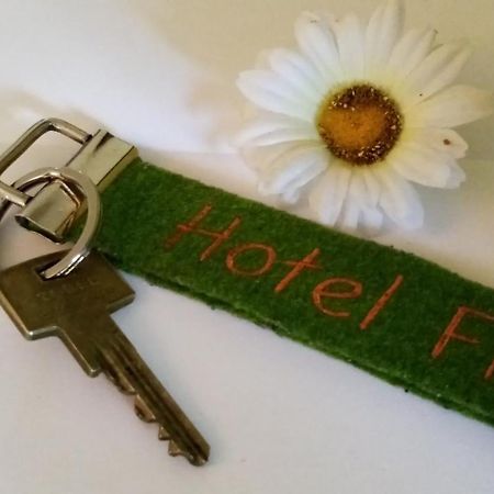 Hotel Flower Power Hehlen Bagian luar foto